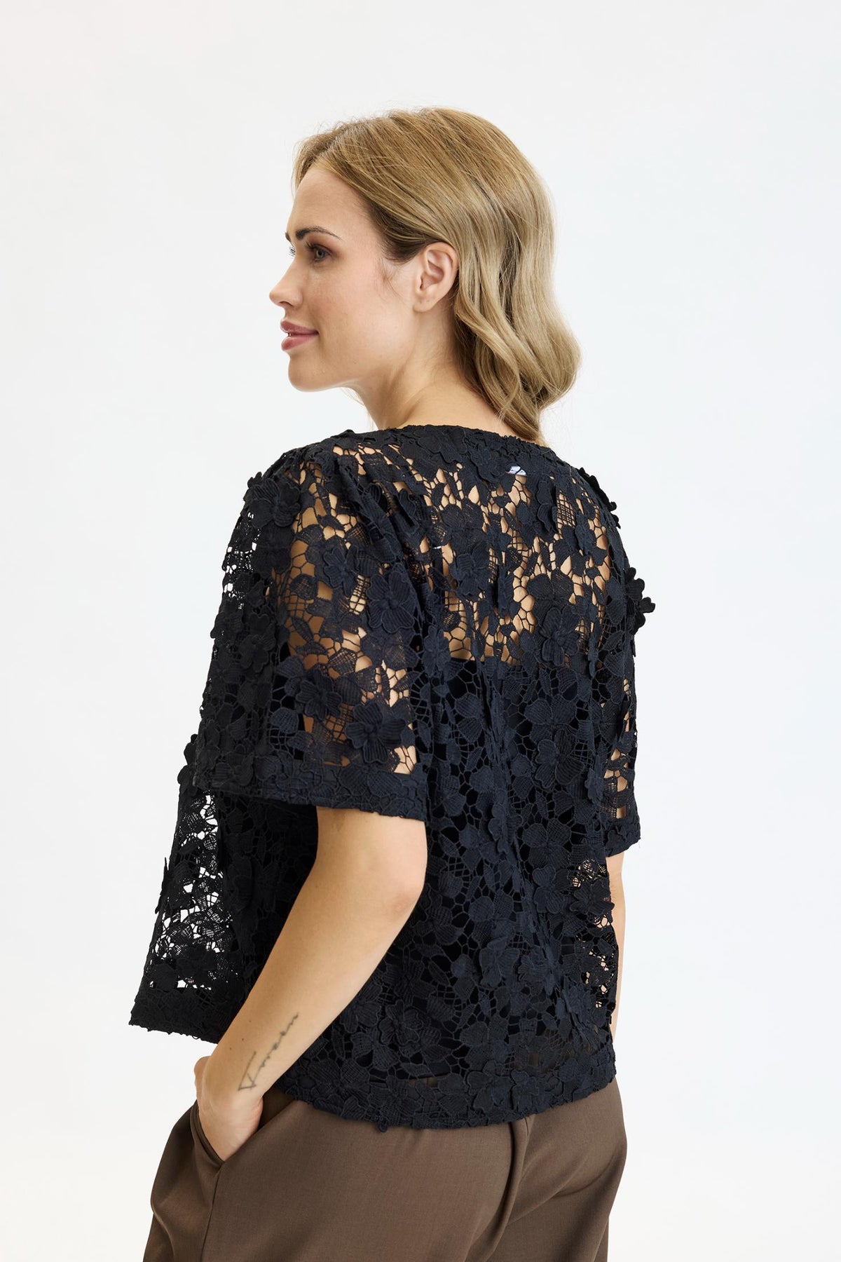 IN FRONT BLUSE