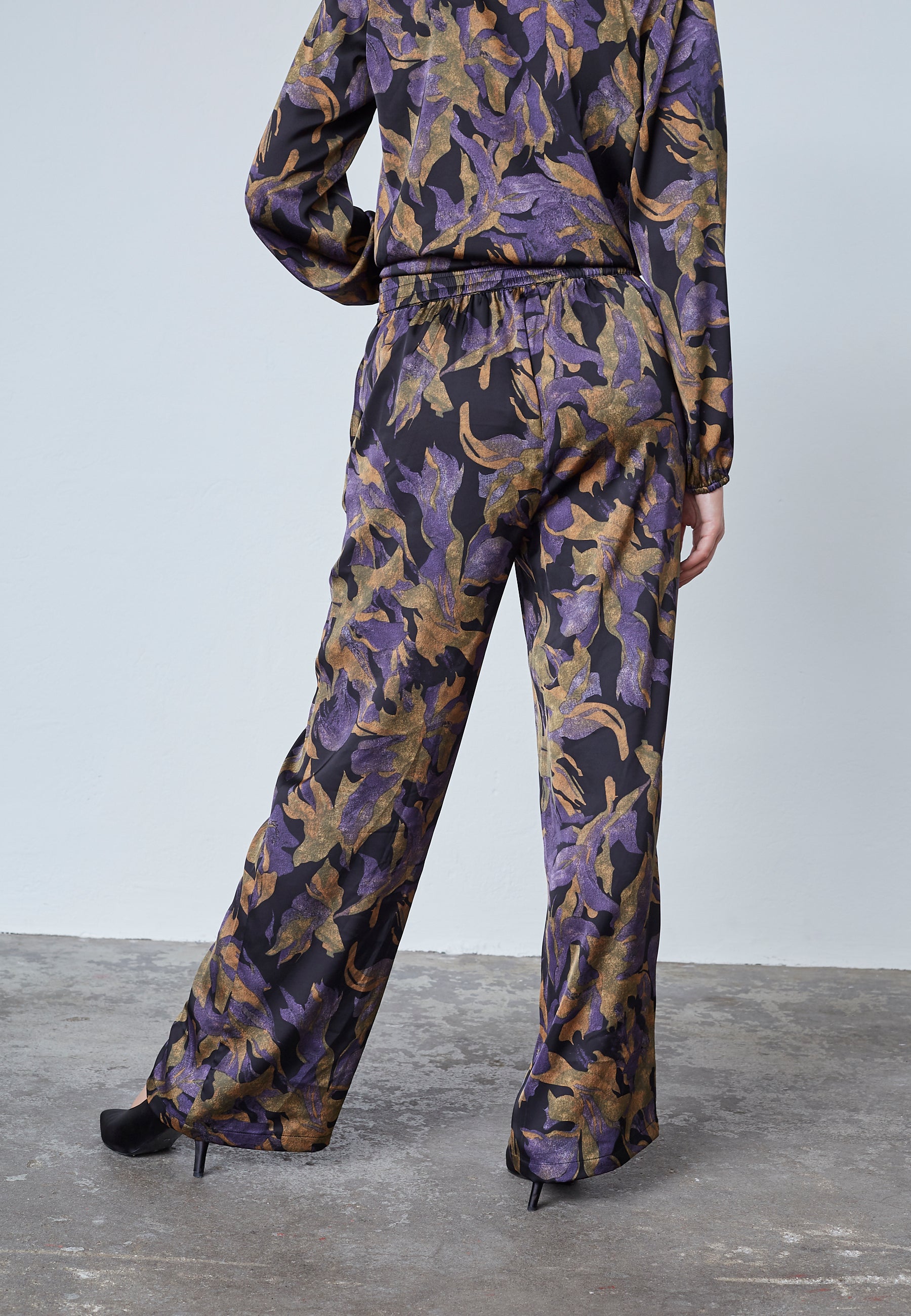 LOVE & DIVINE BUKSER