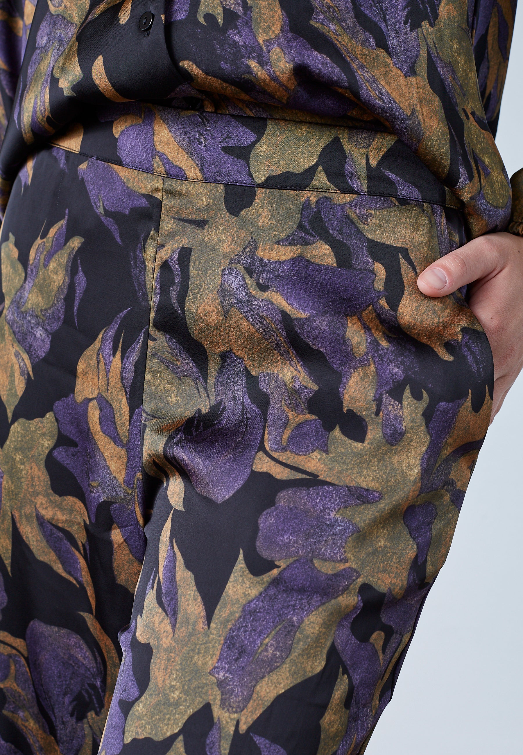 LOVE & DIVINE BUKSER