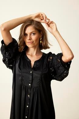 INFRONT KJOLE MED BLONDE ÆRME