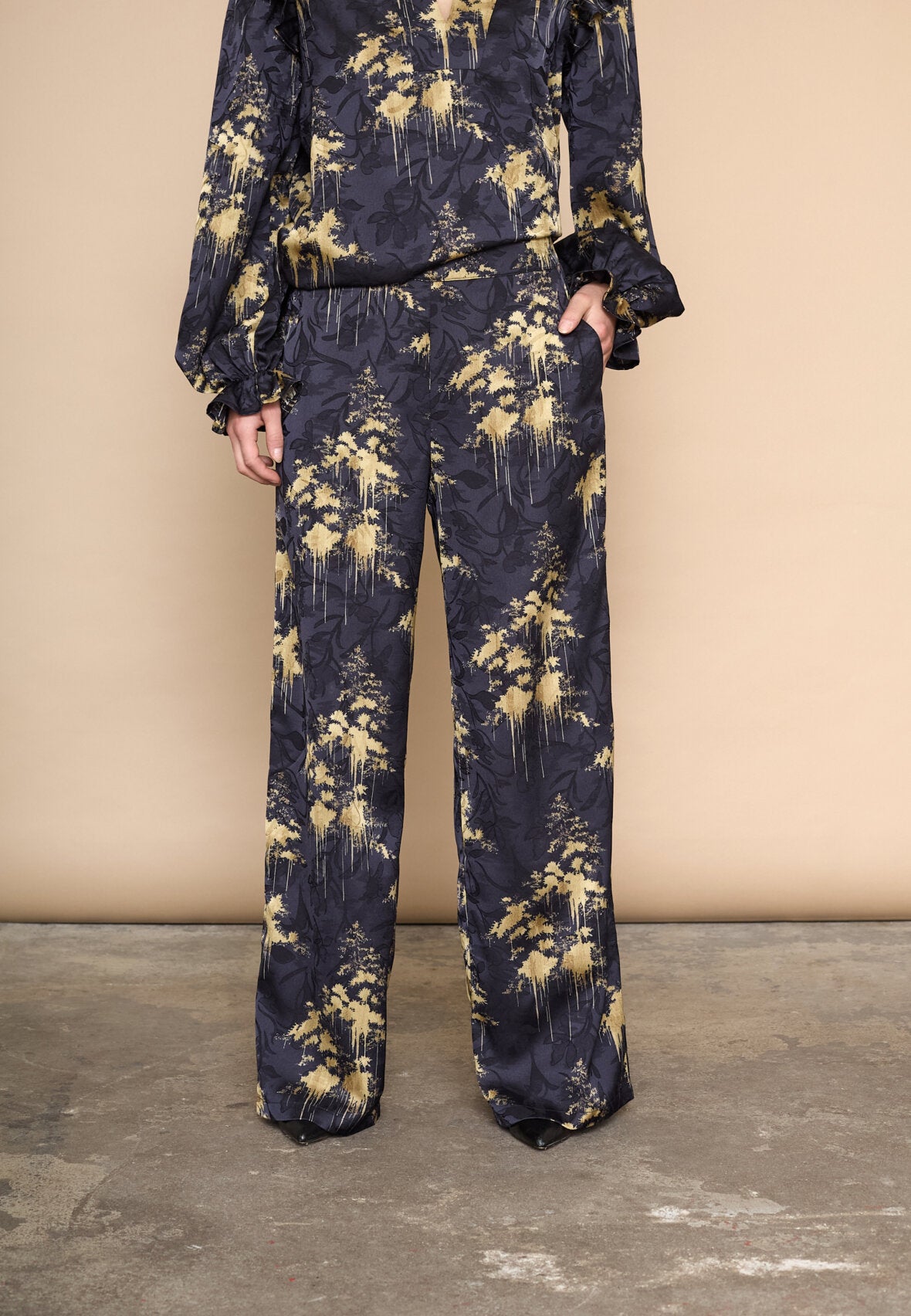 LOVE & DIVINE BUKSER