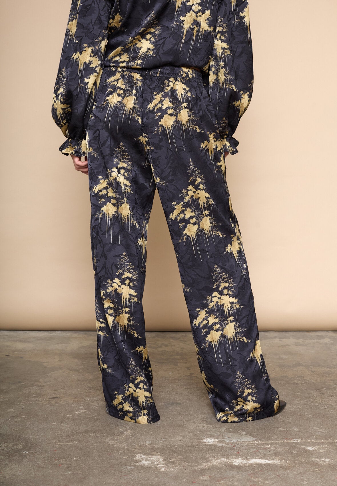 LOVE & DIVINE BUKSER