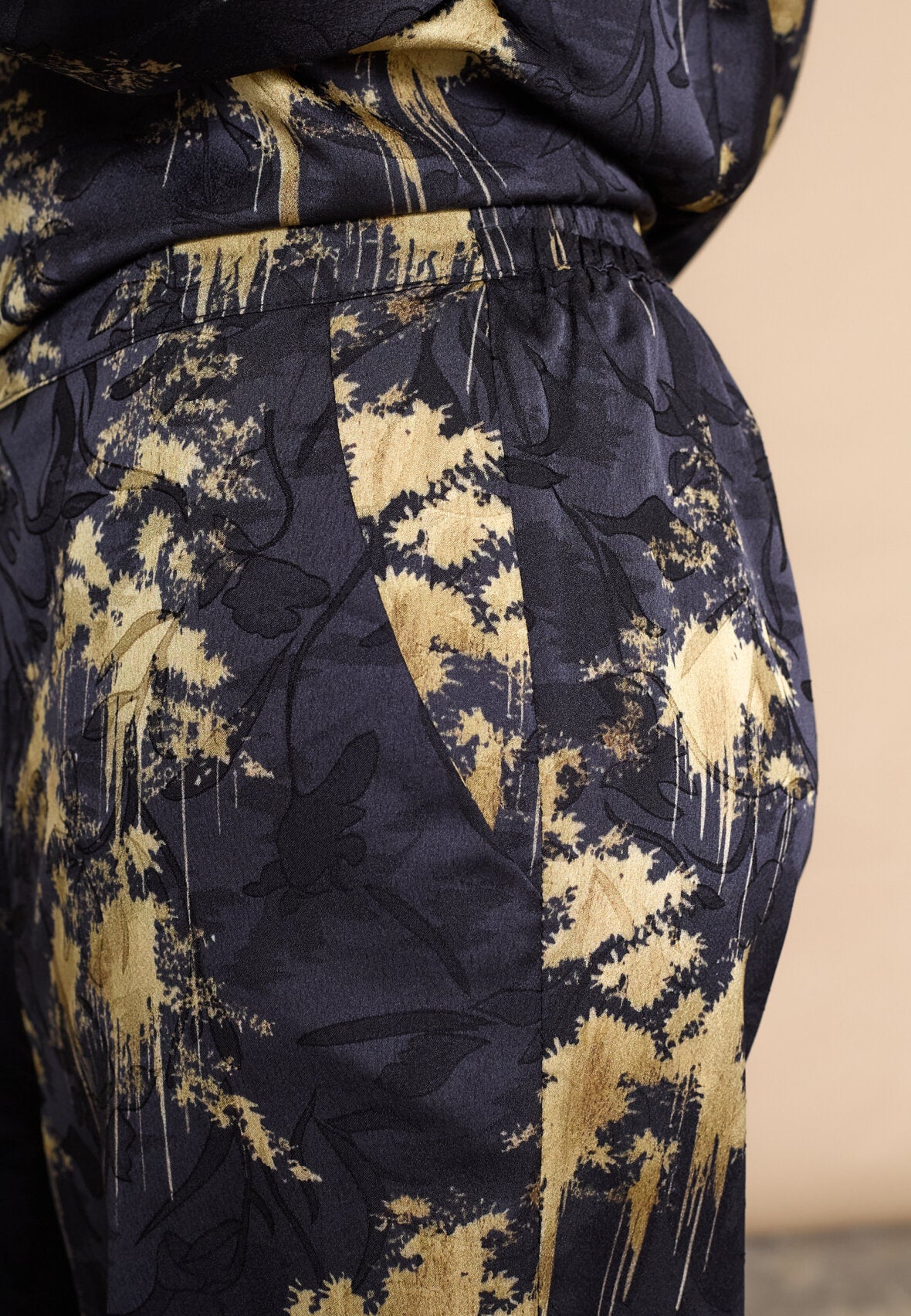 LOVE & DIVINE BUKSER