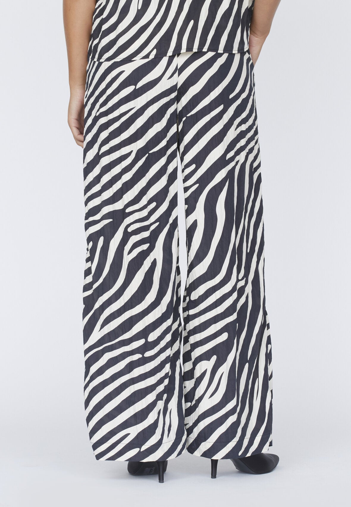 LOVE & DIVINE BUKSER