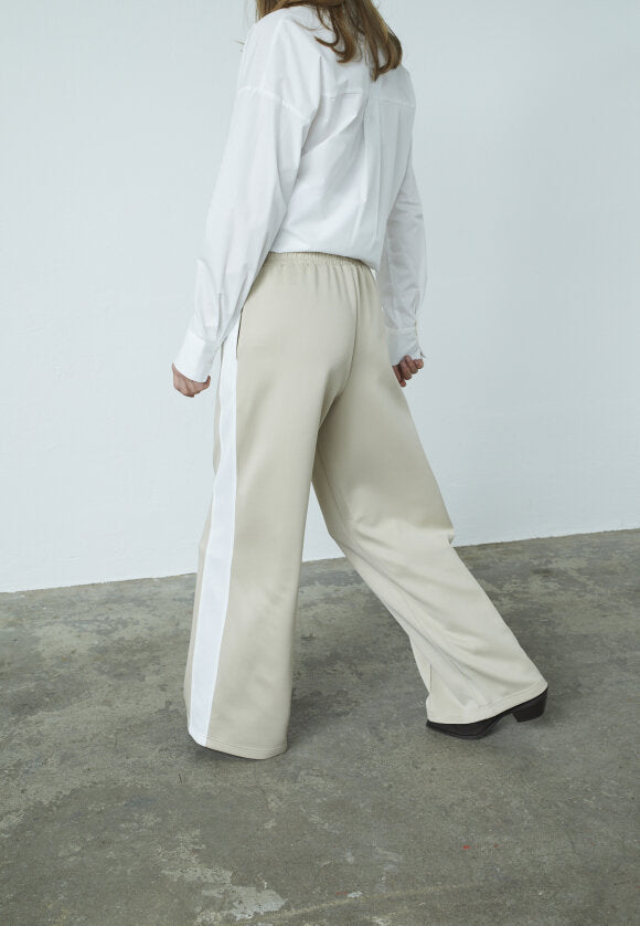 LOVE & DIVINE BUKSER