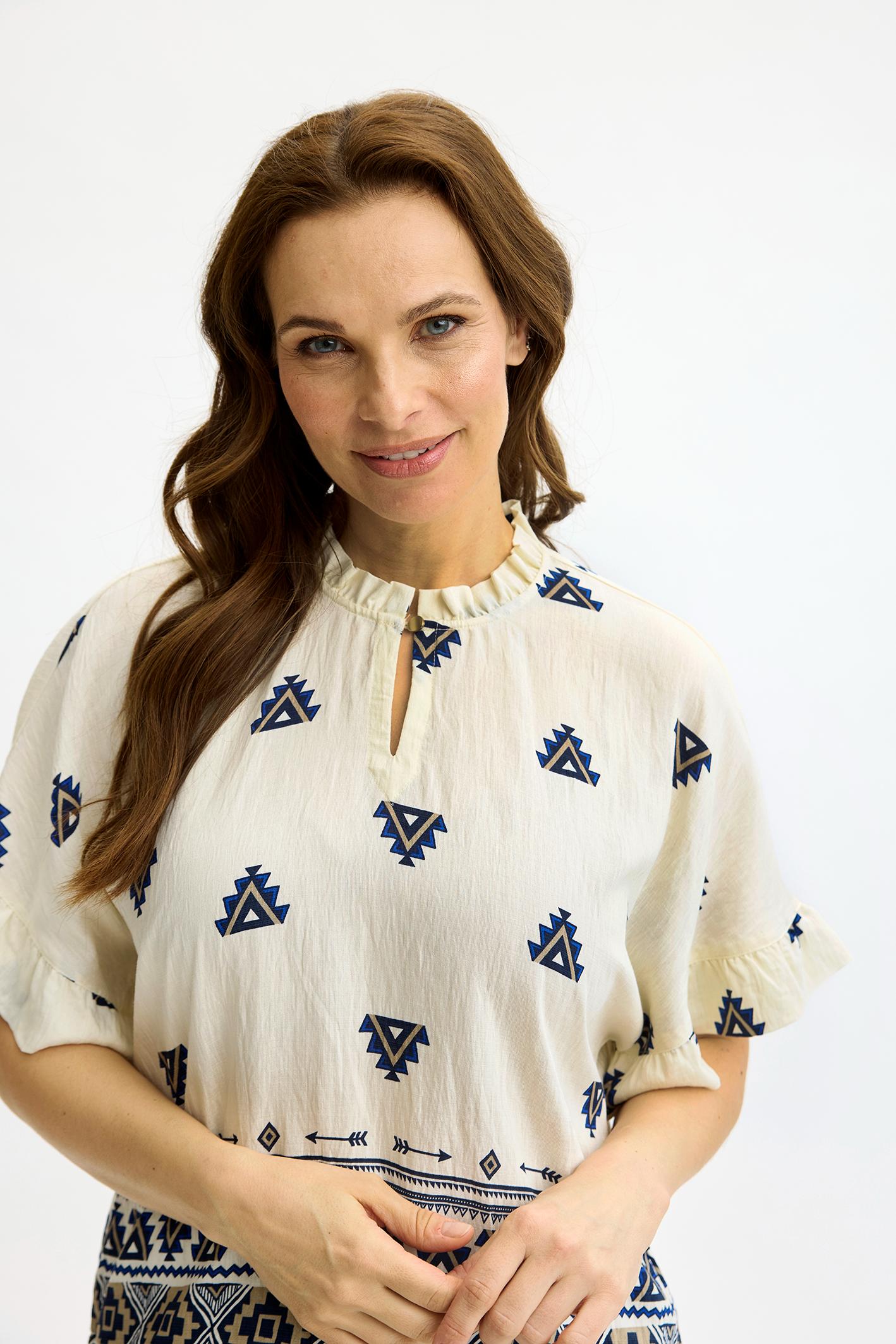 IN FRONT BLUSE