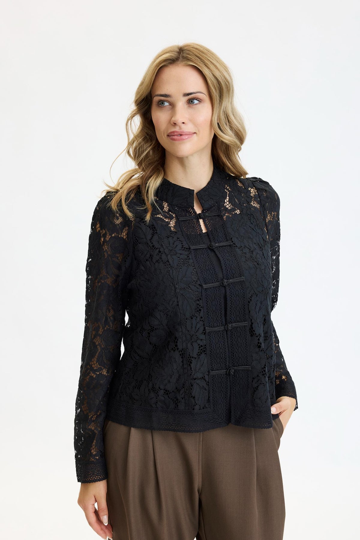 IN FRONT BLUSE