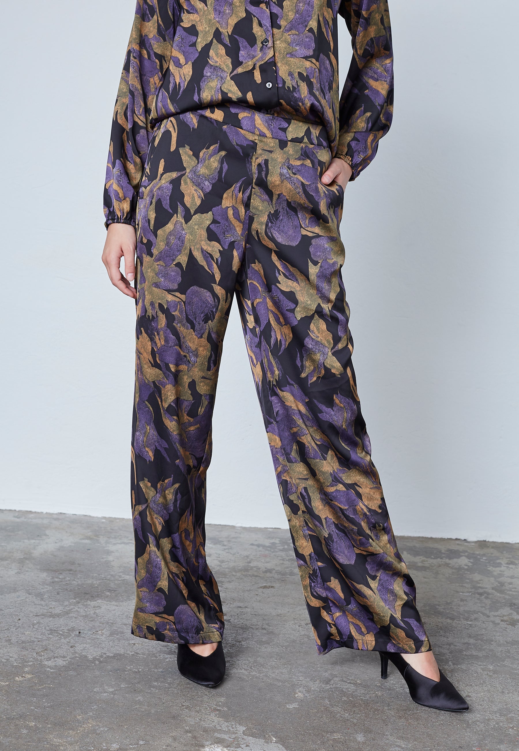 LOVE & DIVINE BUKSER