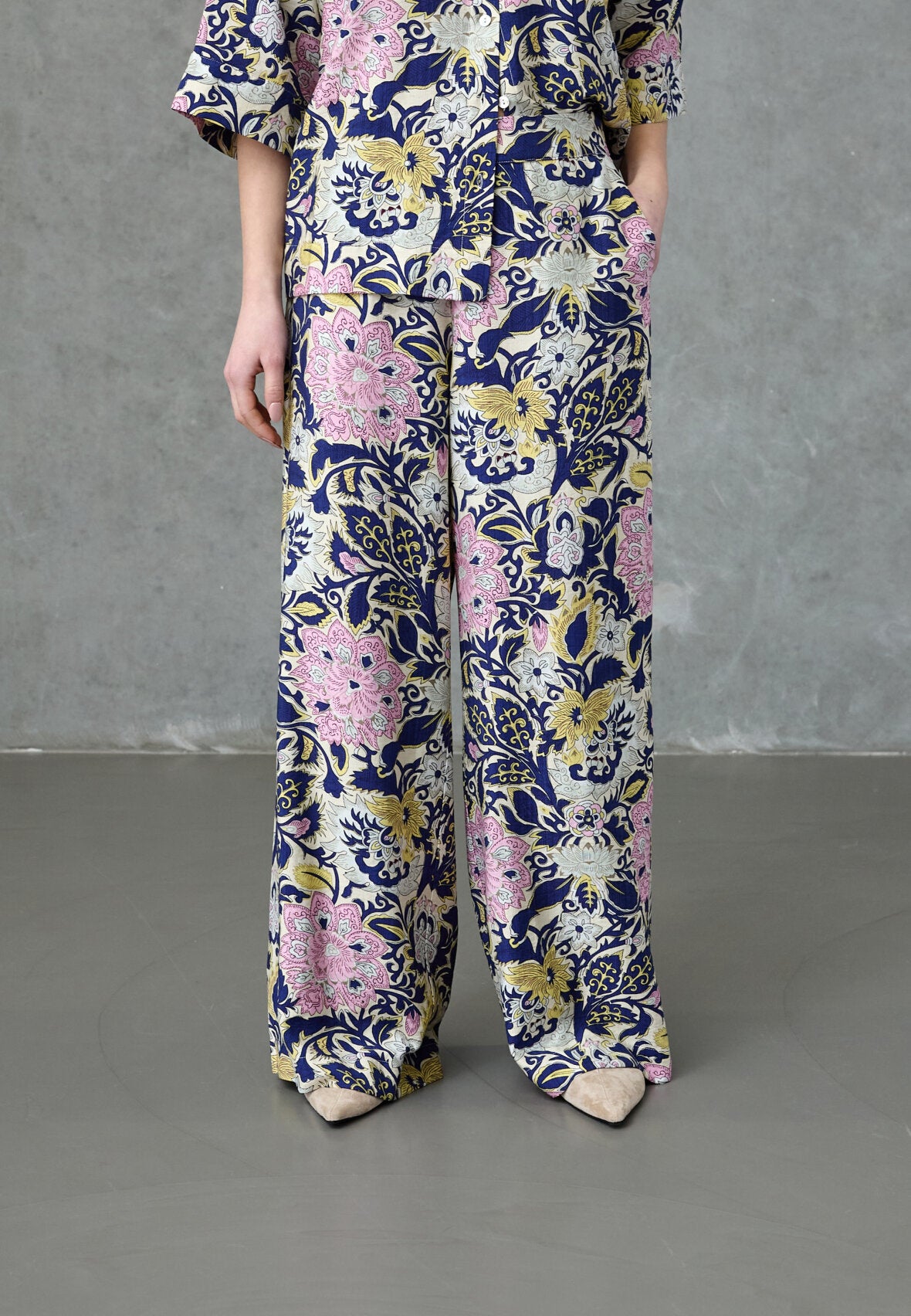 LOVE & DIVINE BUKSER