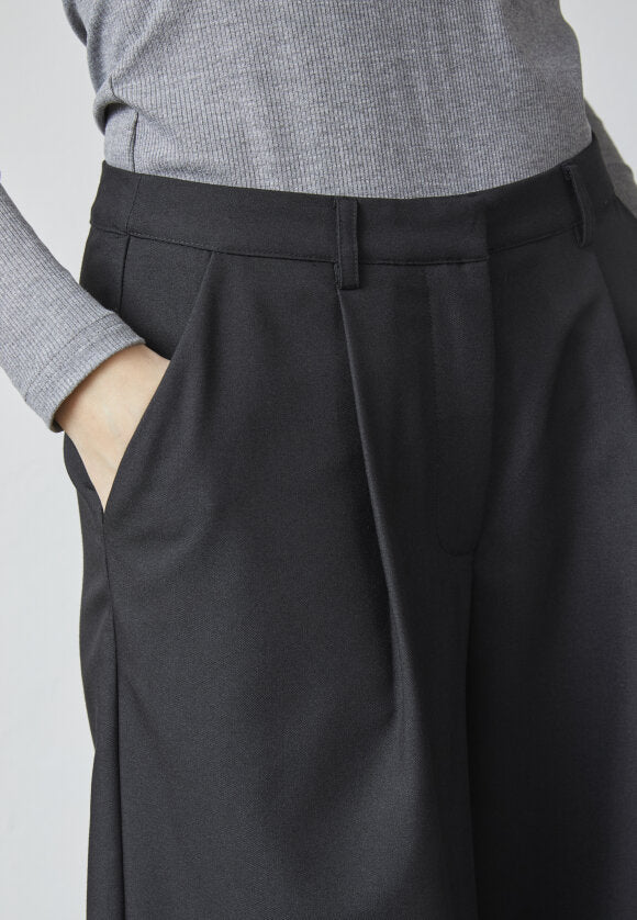 LOVE & DIVINE SHORTS