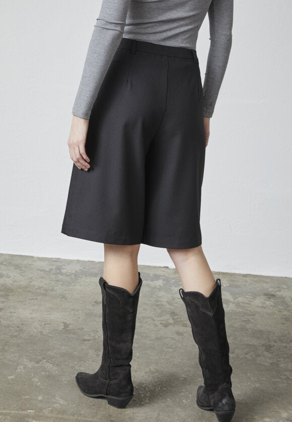 LOVE & DIVINE SHORTS