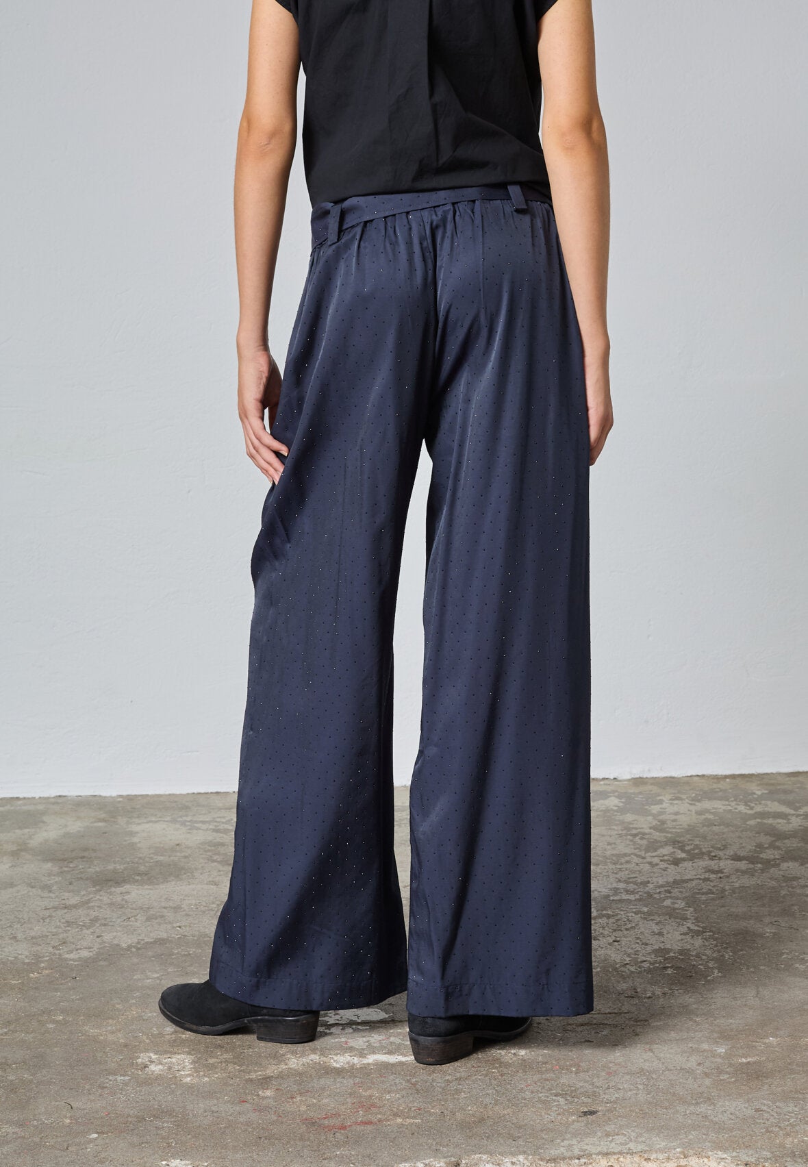 LOVE & DIVINE BUKSER