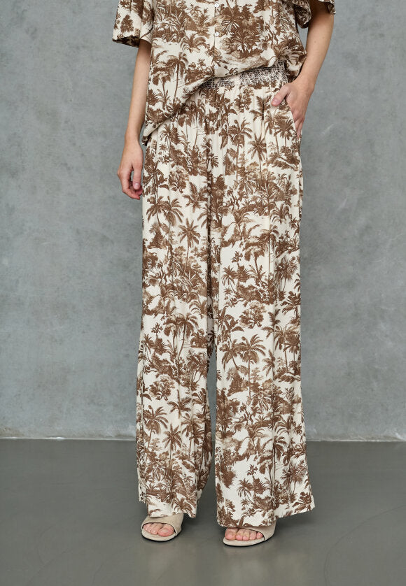 LOVE & DIVINE BUKSER